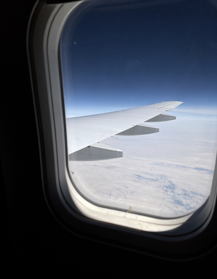 magnific a view out over an aircra Lw74NFmswO